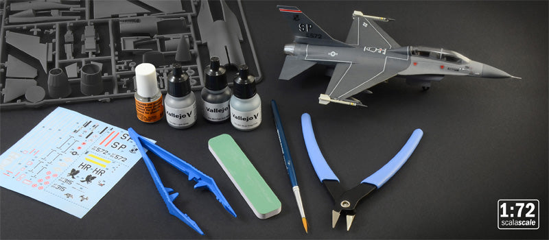 Italeri 72009 - F-16 C/D Night Falcon - Complete Set For Modeling - productafbeelding 2